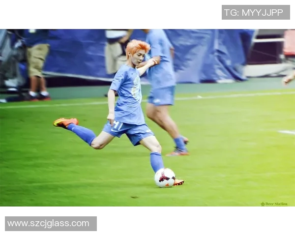 足球明星跨界挑战精彩瞬间踢球与上篮完美结合的视觉盛宴