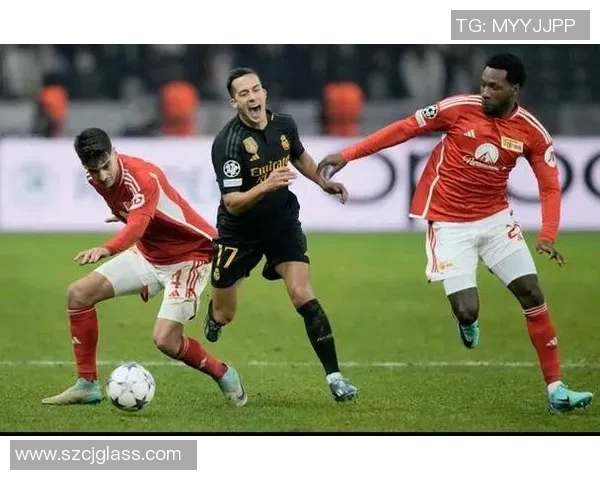 意大利女记者与足球明星的激情碰撞揭示体育与媒体的完美融合 意大利女记者与足球明星的激情碰撞揭示体育与媒体的完美融合