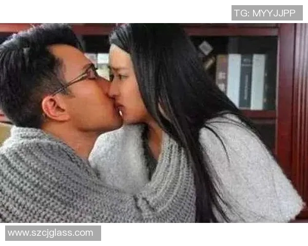 足球明星甜蜜瞬间接吻图片大汇总展现爱情与激情的完美结合